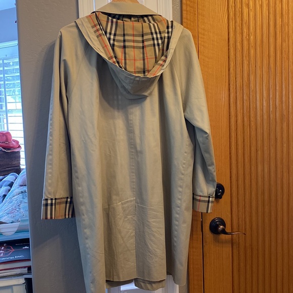 Authentic Burberry London hooded trench coat made in USA - Picture 4 of 7